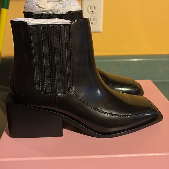 New in box size 9 intentionally blank upside black boot - Picture 2 of 8